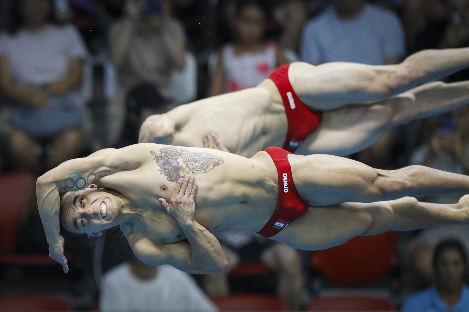 Juan Manuel Celaya Hernández y Osmar Olvera Ibarra de México compiten durante las finales de saltos sincronizados 3m masculinos en los Campeonatos Mundiales de Natación Singapur 2025. EFE/EPA/RUNGROJ YONGRIT
