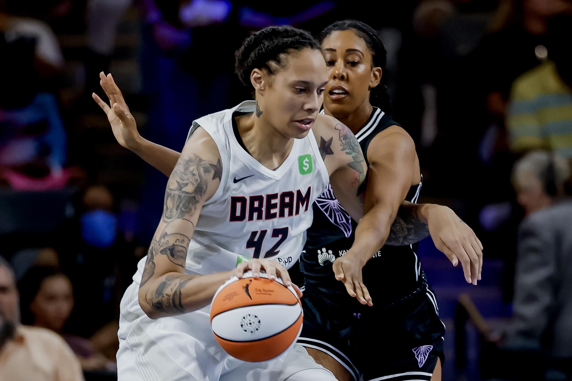 Brittney Griner (i), de Atlanta Dream, avanza ante la marca de Monique Billings. EFE/EPA/ERIK S. LESSER SHUTTERSTOCK OUT