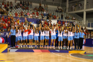 Jugadoras y cuerpo técnico de la selección de Francia celebran la medalla de bronce conseguida en el Eurobasket sub18 que se ha disputado en Santa Cruz de la Palma. EFE/ Luis G Morera