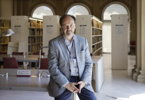 El director del Museo Nacional de Arte de Cataluña (MNAC), Pepe Sierra, durante su primera intervención pública tras darse a conocer la sentencia, en la que ha afirmado que espera que el "riesgo cierto" evite finalmente el traslado de las pinturas del monasterio de Sijena, como exige la sentencia del Tribunal Supremo, y que "el museo ya está preparando el escrito de oposición para cuando el gobierno aragonés previsiblemente presente una ejecución forzosa de sentencia, un escrito que argumentará el riesgo cierto de destrucción de la pinturas en el caso de que se extraigan y trasladen". EFE/Andreu Dalmau