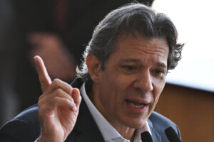 El ministro de Hacienda de Brasil, Fernando Haddad, el pasado 30 de junio, durante un acto público, en Brasilia (Brasil). EFE/Andre Borges