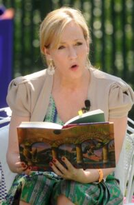 La escritora JK Rowling lee a los niños una parte del libro 'Harry Potter y la Piedra filosofal' en los jardines de la Casa Blanca en Washington (Estados Unidos), en 2010. EFE/Michael Reynolds/Archivo
