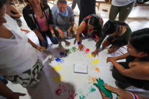 Fotografía tomada el pasado 28 de junio de un grupo de mujeres al pitar un telar, durante el primer Encuentro de Mujeres Juristas que defienden la Amazonia y Defensoras Indígenas de la Selva, en Sarayaku (Ecuador). EFE/José Jácome