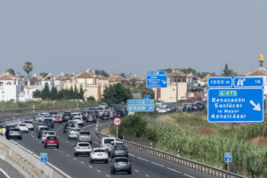Trafico en la A-49 dirección Huelva desde Sevilla con más de 10 kms de circulación lenta en la mañana del sábado. EFE/ David Arjona