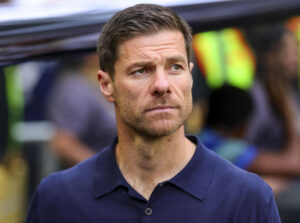 El entrenador del Real Madrid, Xabi Alonso, debe reconstruir su defensa para el partido de semifinales del Mundial de Clubes por la expulsión del central nerlandés Dean Huijsen. EFE/EPA/CRISTOBAL HERRERA-ULASHKEVICH