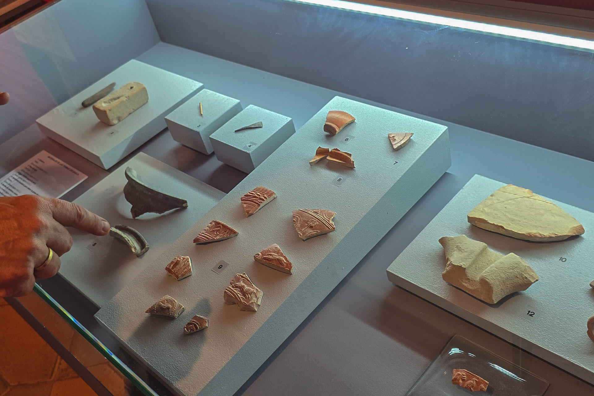 La exposición temporal 'Caraca. La ciudad perdida' recoge una muestra de las piezas localizadas durante años en los trabajos arqueológicos realizados en el Cerro de la Virgen de la Muela y su entorno, en Driebes (Guadalajara), que evidencian no solo la singularidad de este yacimiento, que abarca desde el Paleolítico hasta época visigoda, sino también la buena conservación de los hallazgos. EFE/ Beatriz Retuerta
