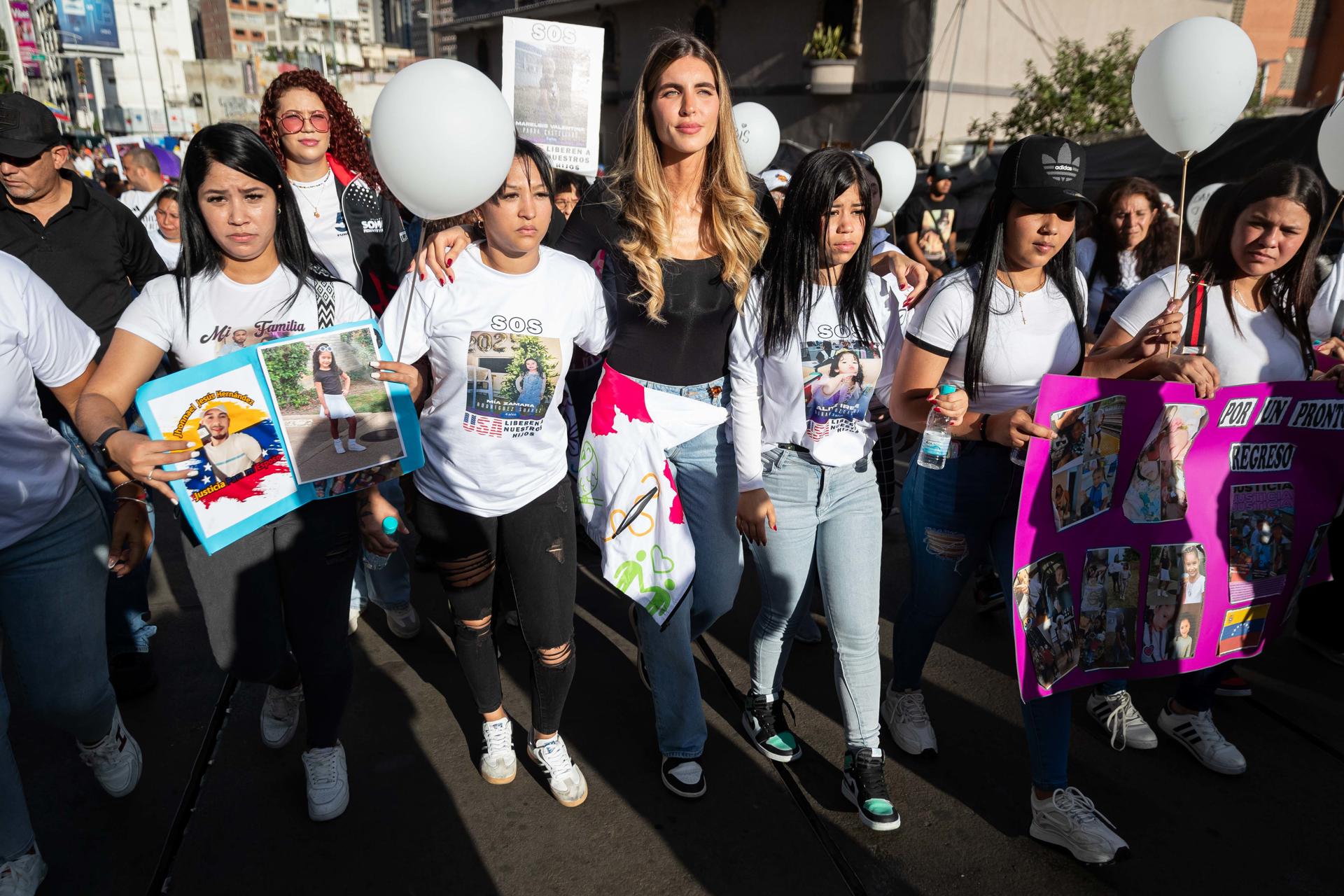 La defensora de los DD.HH, Camilla Fabri Saab (c), camina junto a manifestantes durante una marcha del oficialismo para exigir la liberación de niños venezolanos retenidos en Estados Unidos este jueves, en Caracas (Venezuela). EFE/ Ronald Peña R