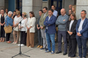 La Delegación del Gobierno en Asturias, el Principado y el Ayuntamiento de Laviana convocan este jueves, en Laviana una concentración en señal de condena y repulsa por el asesinato machista de Dolores, de 86 años, la víctima mortal número 22 en lo que va de año en España y la tercera en la comunidad autónoma. Cientos de personas se han concentrado este jueves en la plaza del Ayuntamiento de Laviana para expresar su condena y repulsa hacia la violencia machista tras el asesinato de Dolores, de 86, presuntamente a manos de su marido, un hombre de 90 años para el que ya se ha decretado prisión provisional. EFE/ J.L. Cereijido