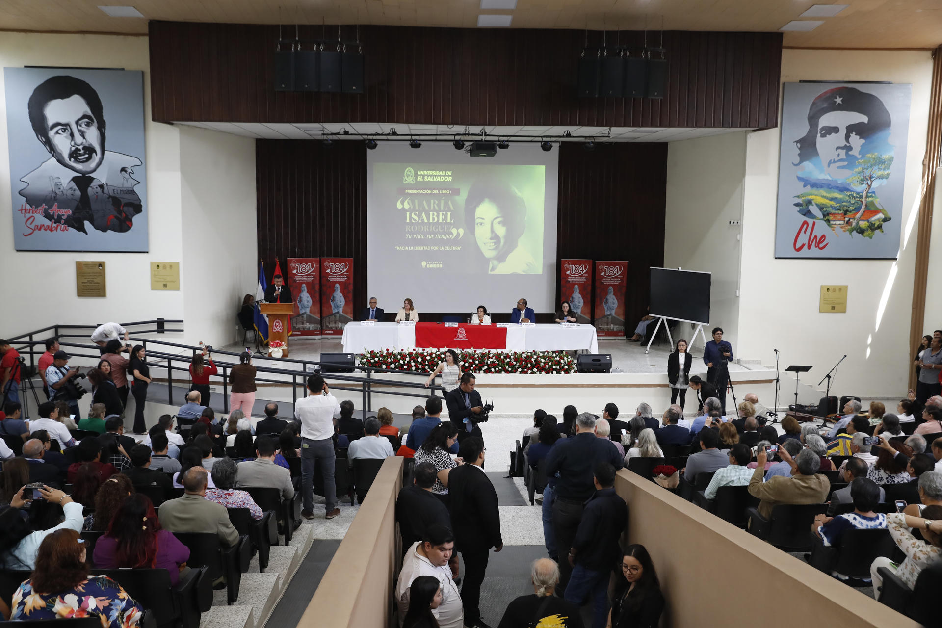 Personas asisten a la presentación de un libro dedicado a María Isabel Rodríguez, académica, exministra de salud y primera cardióloga salvadoreña este lunes, en la Universidad de El Salvador (UES) en San Salvador (El Salvador). EFE/ Rodrigo Sura