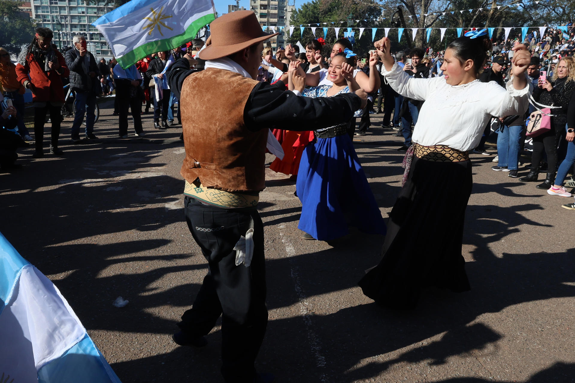 Simpatizantes de la expresidenta Cristina Fernández participan en una concentración durante el Festival Cultural del Día de la Independencia, este miércoles en el Parque Lezama de Buenos Aires (Argentina). EFE/ Matías Campaya