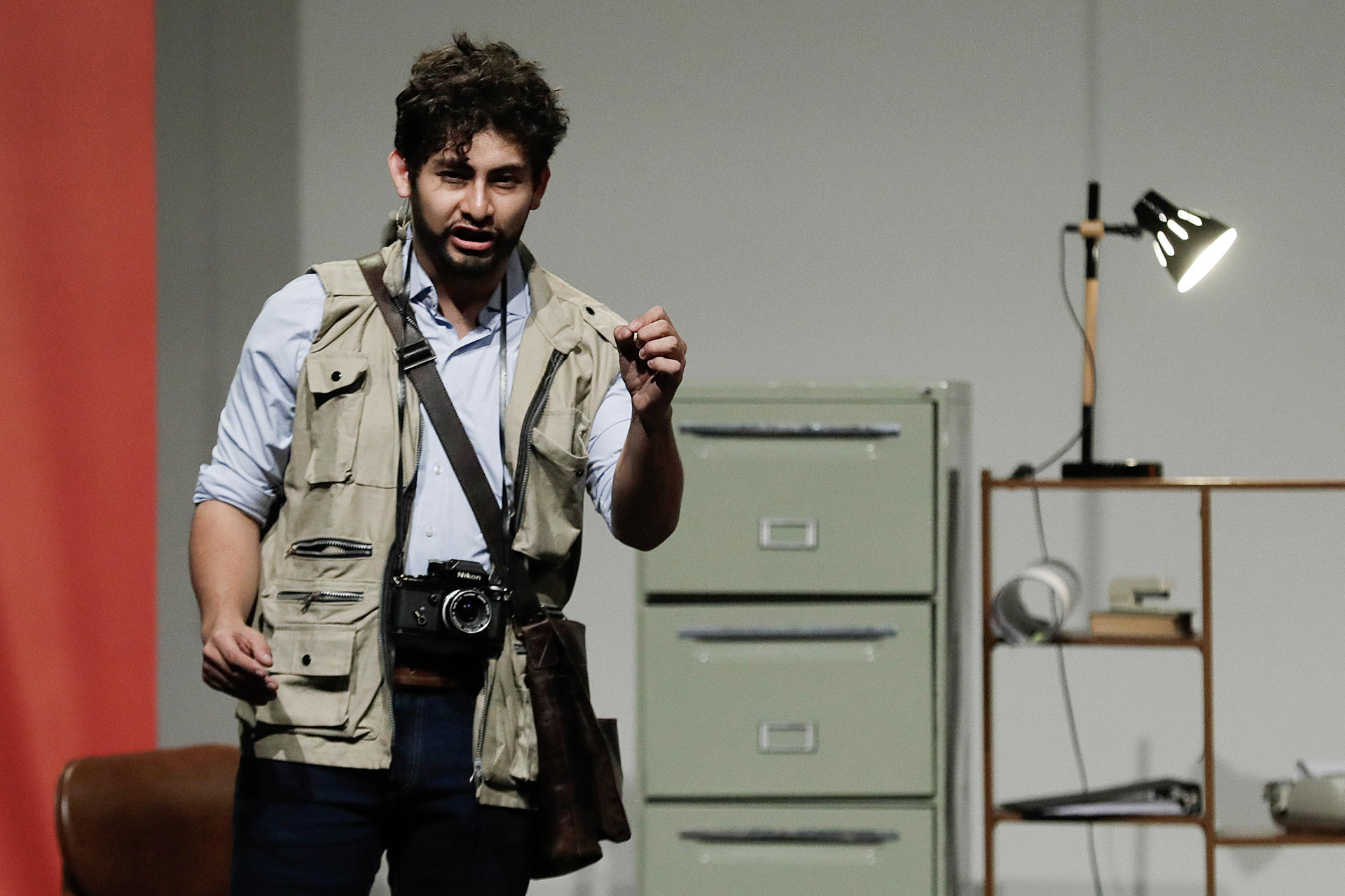 Un integrante de la compañía de teatro Astilla y Farola participa en una obra durante el acto de reconocimiento de responsabilidad internacional del Estado colombiano este viernes, en Bogotá (Colombia). EFE/ Carlos Ortega

