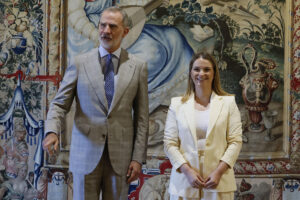 El rey Felipe VI recibe en audiencia durante sus vacaciones estivales a la presidenta Govern balear, Marga Prohens (d) en el Palacio de la Almudaina de Palma de Mallorca este lunes. EFE/ Ballesteros