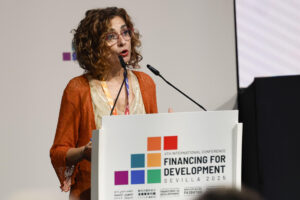La vicepresidenta primera del Gobierno, y ministra de Hacienda, María Jesús Montero, interviene en el panel 'Reformar la arquitectura financiera internacional y abordar los problemas sistémicos', durante la IV Conferencia de la ONU sobre Financiación al Desarrollo este jueves en Sevilla. EFE/ J. Palencia