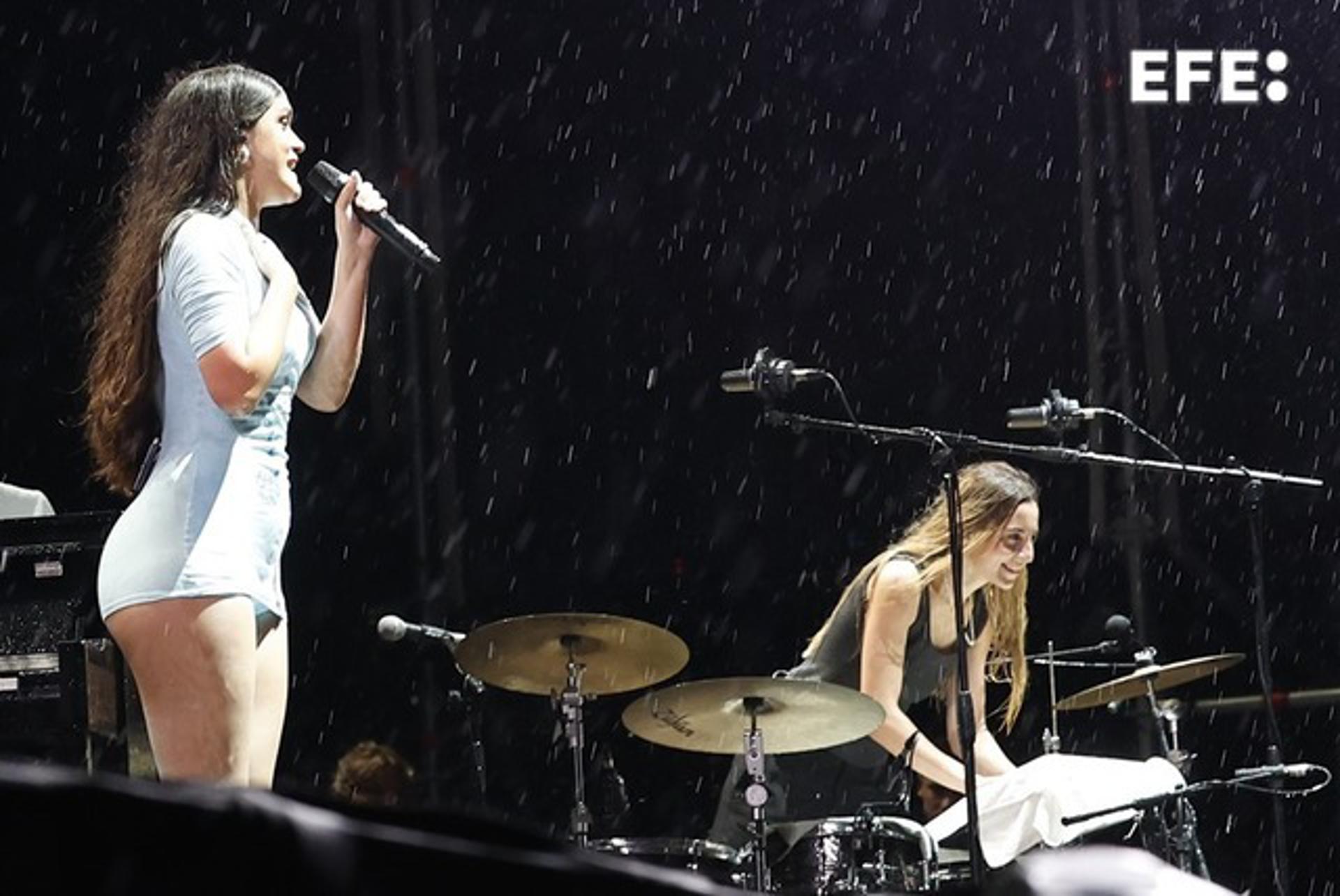 La cantante y compositora Amaia durante su actuación hoy viernes en la segunda jornada del BBK Live que se celebra en el monte Kobetamendi de Bilbao. EFE / Miguel Toña.