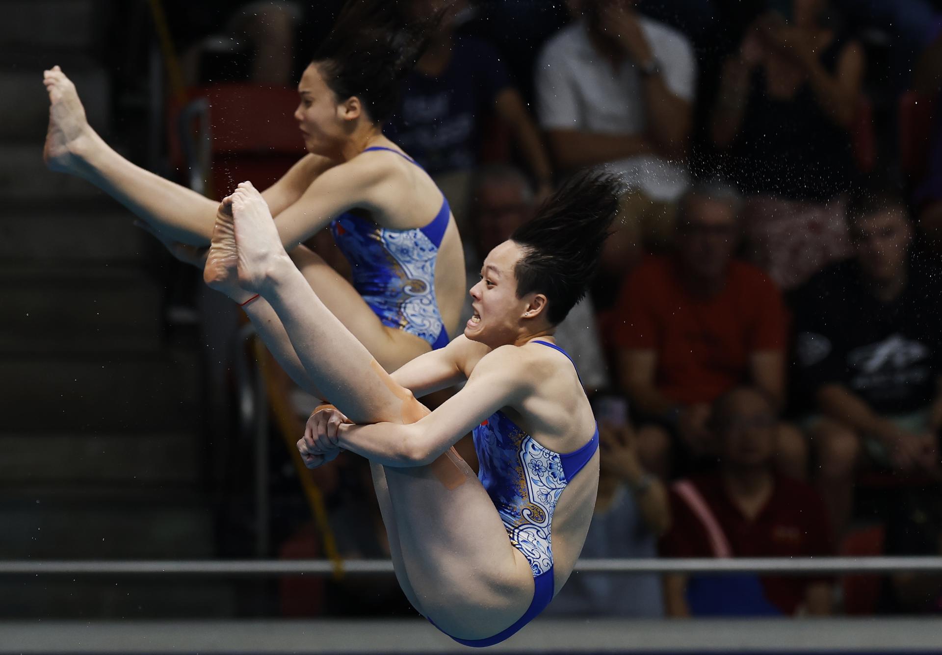 Jia Chen y Yiwen Chen de China compiten durante las finales de la prueba de salto sincronizado de 3 metros en el Campeonato Mundial de Natación Singapur 2025. EFE/EPA/RUNGROJ YONGRIT