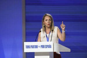 La eurodiputada del PP Alma Ezcurra interviene en la segunda jornada el Congreso del partido, en la que Feijóo será reelegido presidente de la formación y en la que se aprobarán las dos ponencias, la hoja de ruta del partido de cara a la conquista de La Moncloa, este sábado. EFE/ Fernando Villar