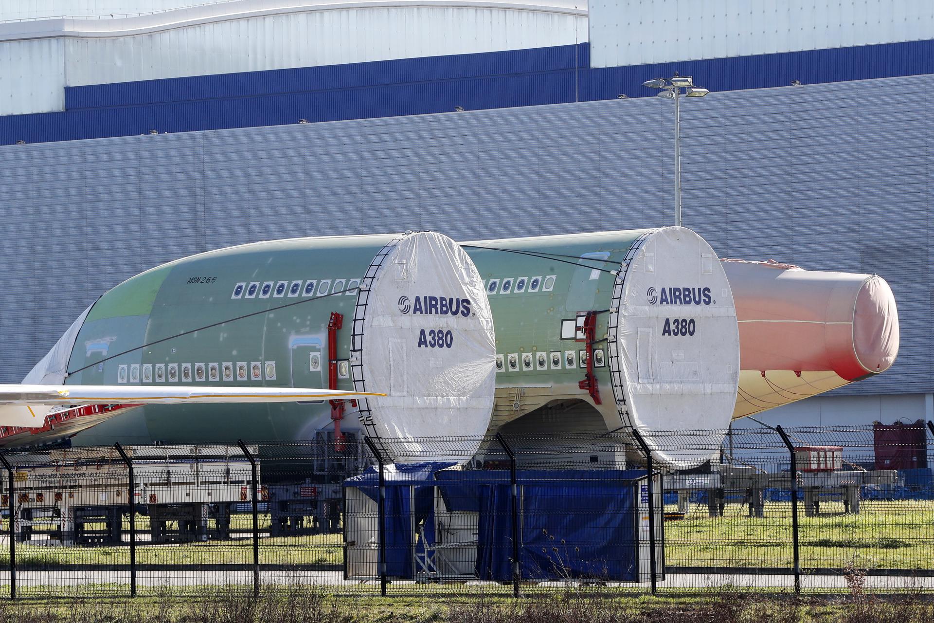 Imagen de archivo de piezas del fuselaje de un Airbus A380, en la sede de la compañía en Blagnac (Francia). EFE/ Guillaume Horcajuelo