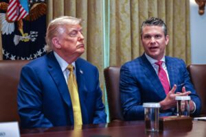 El presidente de Estados Unidos, Donald Trump, escucha mientras el secretario de Defensa de Estados Unidos, Pete Hegseth, habla durante una reunión de gabinete en la Casa Blanca en Washington, DC, EE.UU. EFE/AARON SCHWARTZ