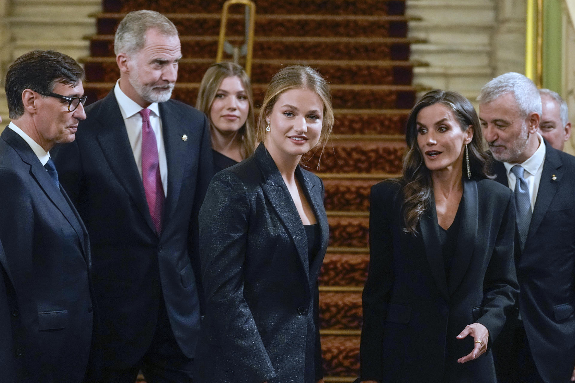 Los reyes de España, Felipe VI (2i) y Letizia (2d), la princesa de Asturias y Girona Leonor (c), la infanta Sofía (3i) y el presidente de la Generalidad, Salvador Illa (i), previo a la entrega de los premios Princesa de Girona este miércoles, en el Gran Teatre del Liceu de Barcelona. EFE/ Alejandro García
