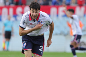 El jugador Gonzalo Petit de Nacional celebra un gol en foto de archivo de Gaston Britos. EFE