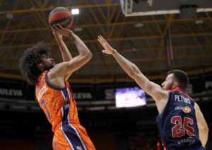 El jugador del Valencia Basket, Louis Labeyrie en el Pabellón de la Fuente de San Luis de Valencia en foto de archivo de Miguel Angel Polo. EFE