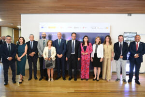 El secretario de Estado de Telecomunicaciones e Infraestructuras Digitales del Gobierno español, Antonio Hernando (6d), posa para la foto de familia durante la inauguración del Cybersecurity Summer BootCamp 2025, un evento internacional de referencia para la capacitación de expertos en ciberseguridad, que está organizado por el Instituto Nacional de Ciberseguridad (INCIBE), este lunes en León. EFE/J.Casares