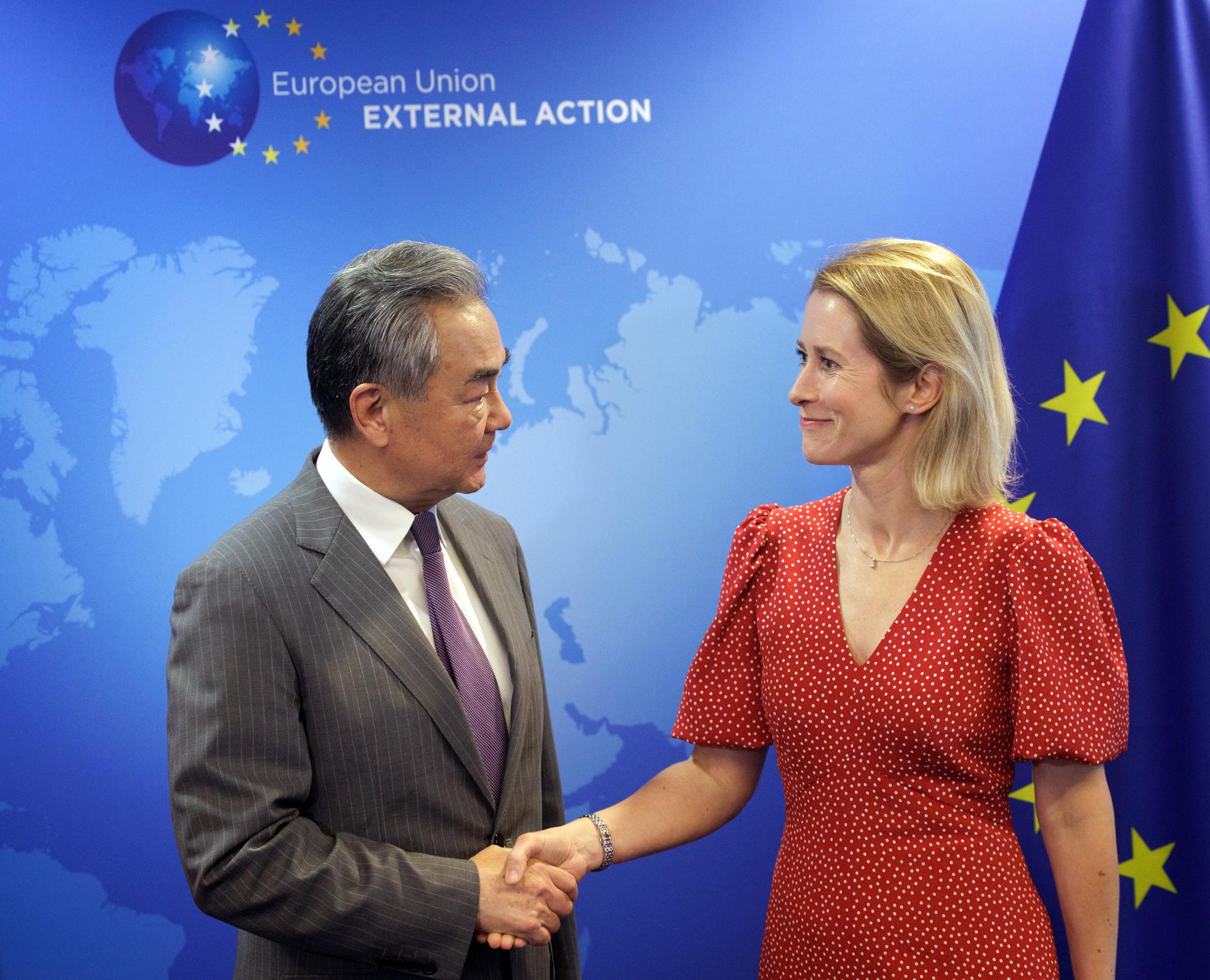 La alta representante y vicepresidenta de la Unión Europea para Asuntos Exteriores, Kaja Kallas, estrecha la mano del ministro de Asuntos Exteriores chino, Wang Yi, durante su visita a las instituciones de la UE en Bruselas, Bélgica, el 2 de julio de 2025. EFE/EPA/OLIVIER MATTHYS