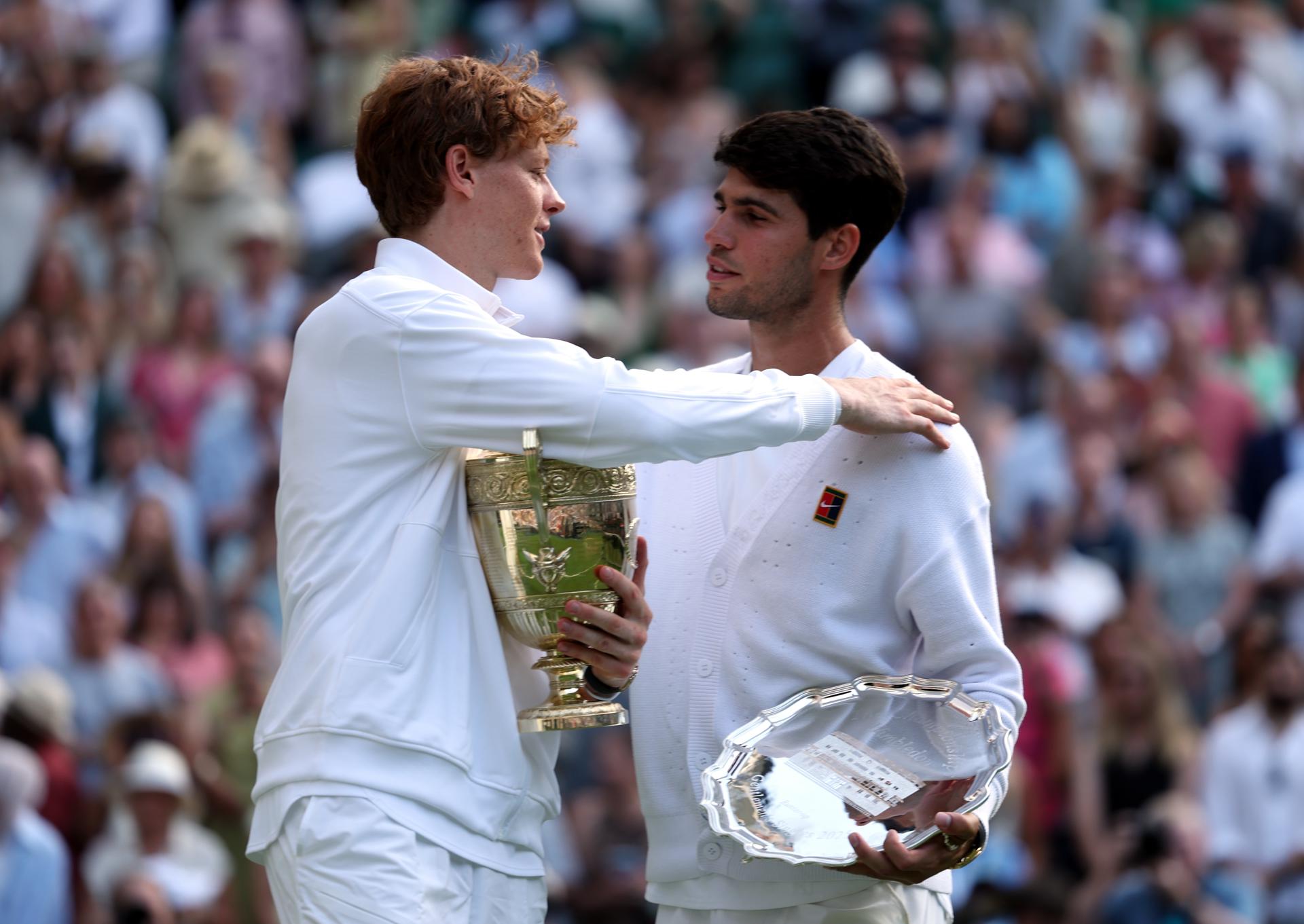 Jannik Sinner y Carlos Alcaraz se felicitan tras la final de Wimbledon este domingo. EFE/EPA/NEIL HALL