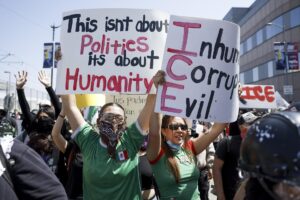 Fotografía de archivo de personas mientras protestan contra las redadas migratorias en Los Ángeles (EE.UU.). EFE/EPA/CAROLINE BREHMAN