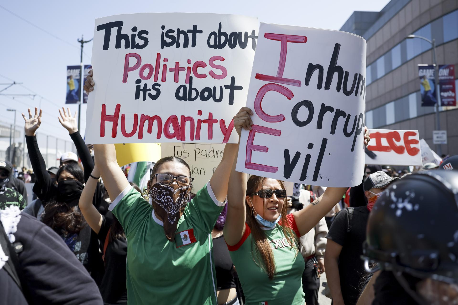 Fotografía de archivo de personas mientras protestan contra las redadas migratorias en Los Ángeles (EE.UU.). EFE/EPA/CAROLINE BREHMAN