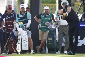 El chileno Joaquin Niemann lanza su bola en la salida del hoyo 1, en el primer recorrido del LIV Andalucía de golf, que quedó aplazado ayer debido al fuerte viento a falta de pocos hoyos para el final y se ha completado este sábado. EFE/A.Carrasco Ragel