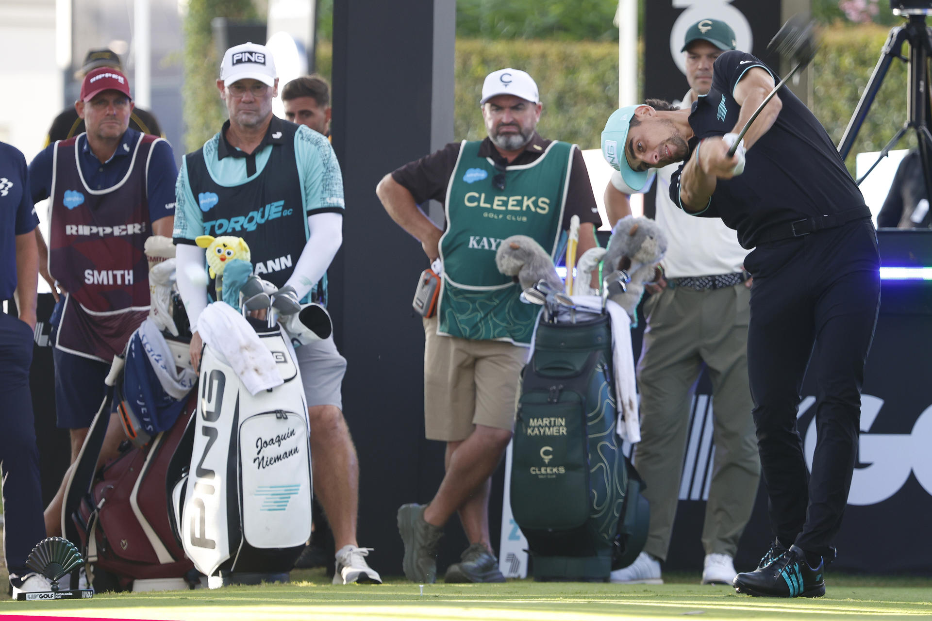 El chileno Joaquin Niemann lanza su bola en la salida del hoyo 1, en el primer recorrido del LIV Andalucía de golf, que quedó aplazado ayer debido al fuerte viento a falta de pocos hoyos para el final y se ha completado este sábado. EFE/A.Carrasco Ragel