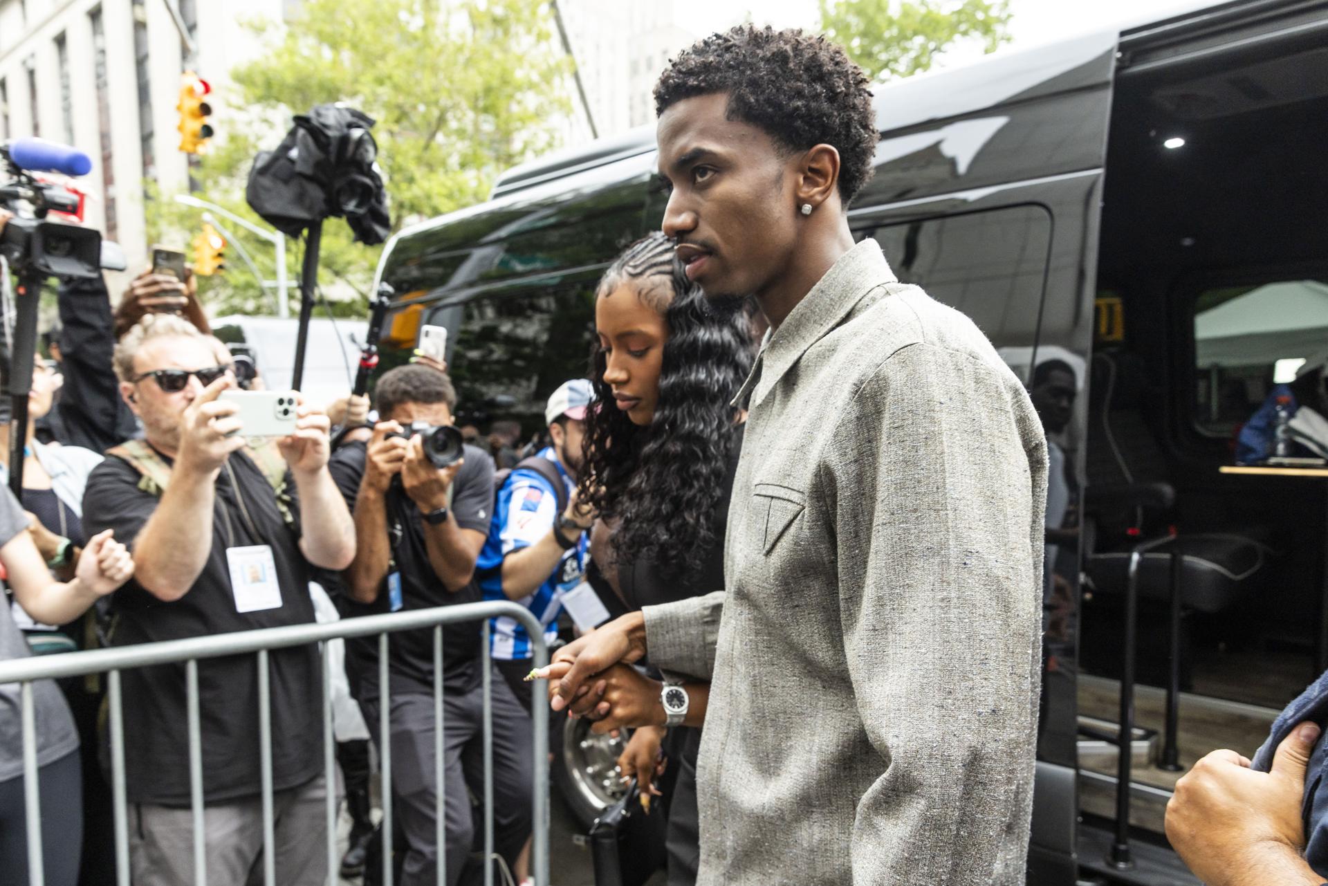 Christian 'King' Combs (d), hijo del rapero Sean 'Diddy' Combs, fue captado este miércoles, 2 de julio, a su llegada a una corte federal de EE.UU., antes de conocerse el veredicto del jurado por el caso en contra del artista por presunto tráfico sexual, en Nueva York (NY, EE.UU.) EFE/Justin Lane
