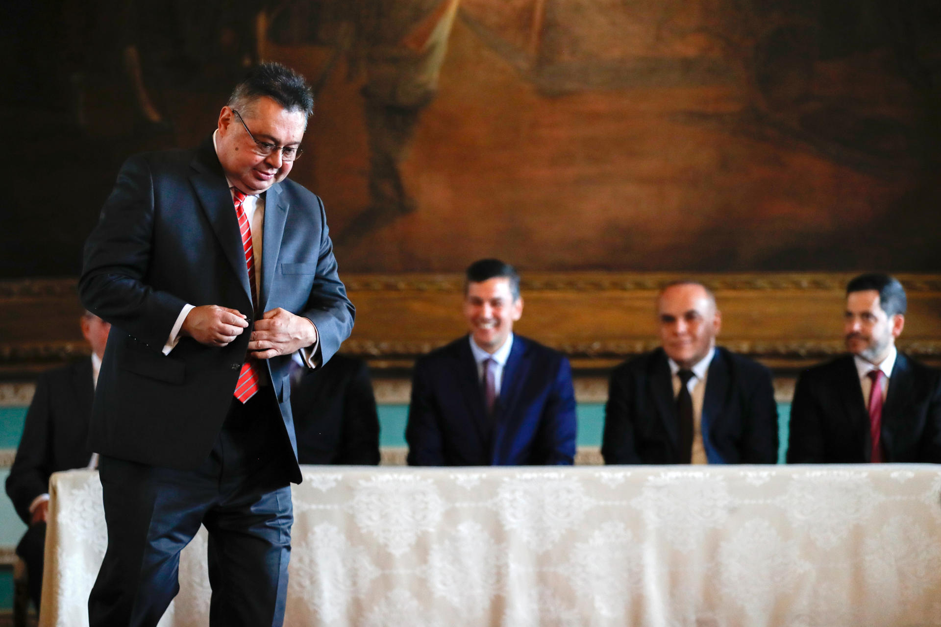 El embajador de Paraguay ante Estados Unidos, Gustavo Leite (i), asiste al acto de toma de juramento para su posesión este jueves, en Asunción (Paraguay). EFE/ Juan Pablo Pino