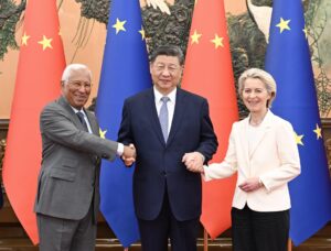 Imagen de este jueves en Pekín del presidente de Chia, Xi Jinping (c), del presidente del Consejo Europeo, Antonio Costa (i) y de la presidenta de la Comisión Europea, Ursula von der Leyen (d). EFE/EPA/XINHUA / Xie Huanchi CHINA OUT / UK AND IRELAND OUT / MANDATORY CREDIT EDITORIAL USE ONLY