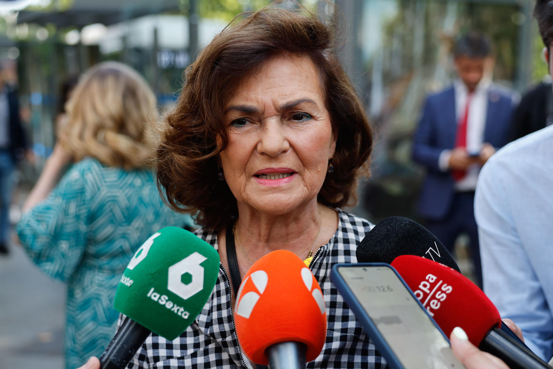 La presidenta del Consejo de Estado, Carmen Calvo atiende a la prensa a su llegada al acto de entrega de la IV edición de los Premios Archiletras de la Lengua 2025, este martes en la Casa de América, en Madrid. EFE/ Sergio Pérez
