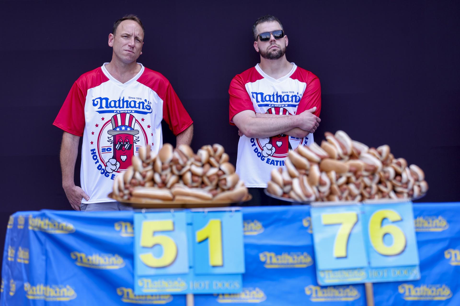 Joey Chestnut (i) y Patrick Bertoletti, los principales comedores competitivos masculinos, participan en una ceremonia de pesaje previa al Concurso Internacional de Ingesta de Perritos Calientes del Cuatro de Julio de Nathan’s Famous, en Hudson Yards, Nueva York (EE.UU.). EFE/EPA/SARAH YENESEL