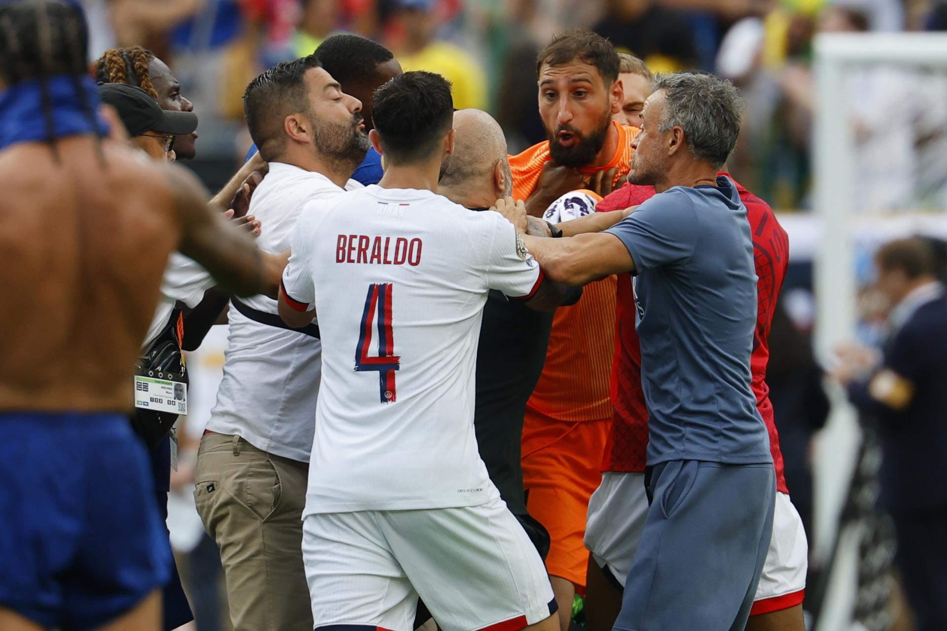 El entrenador del PSG, el español Luis Enrique Martínez, protagonizó este domingo un incidente tras el partido de la final del Mundial de Clubes, que ganó el Chelsea por 3-0 en East Rutherford (New Jersey). EFE/EPA/CJ GUNTHER