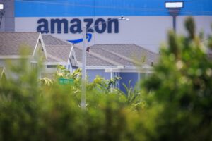 Fotografía de archivo que muestra el logotipo de Amazon en un barrio en Miami (EE. UU.). EFE/EPA/CRISTOBAL HERRERA-ULASHKEVICH