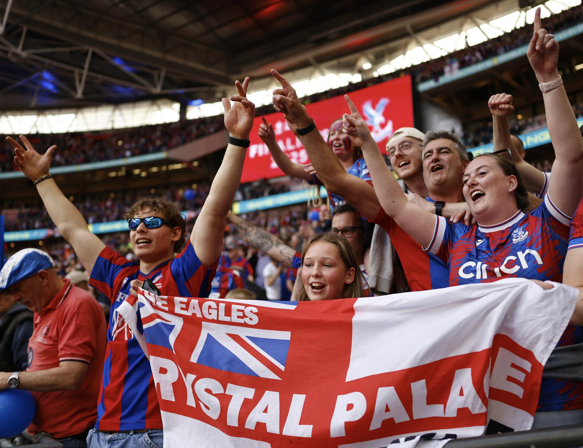 Fotografía de Tolga Akmena, en la que puede verse en una imagen de archivo del 26/04/2025 a seguidores del Crystal Palace durante un partido de su equipo. EFE (Sólo uso editorial)
