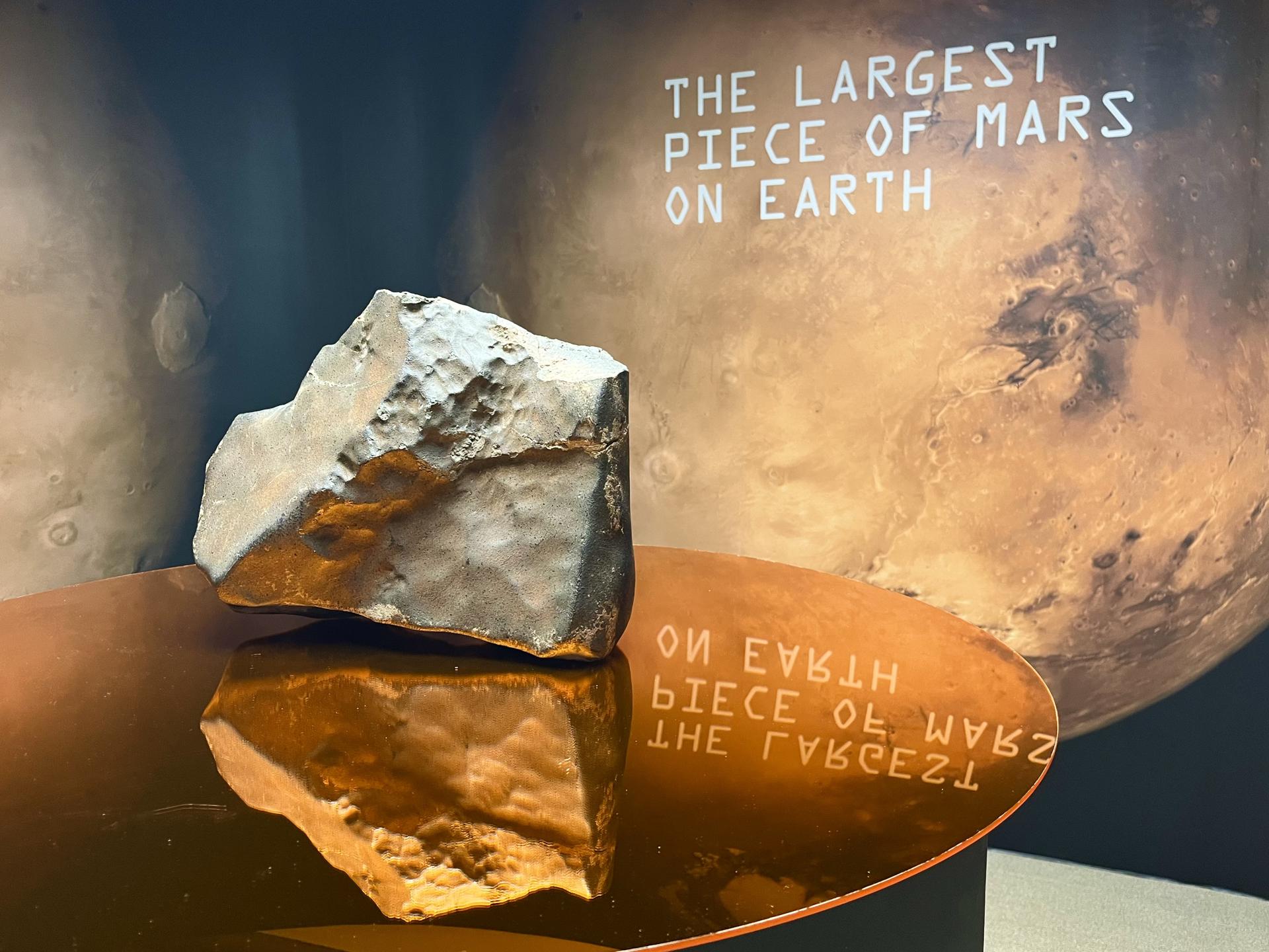 Fotografía que muestra el meteorito más grande de Marte expuesto este 8 de julio de 2025, en la casa de subastas de Sotheby's en Nueva York (EE.UU.). EFE/Andrea Gallego