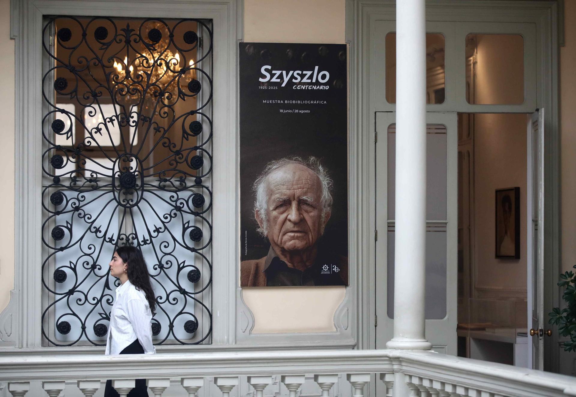Fotografía del 19 de junio de 2025 de una persona recorriendo la exposición 'Szyszlo centenario' en el Centro Cultural Garcilazo de la Vega en Lima (Perú). EFE/ Paolo Aguilar