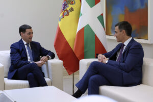 Imagen de archivo (27/11/2024) del presidente del Gobierno, Pedro Sánchez (d) y el lehendakari, Imanol Pradales, durante su reunión en el marco de la Comisión Bilateral de Cooperación Permanente entre el Estado y Euskadi.
EFE/ Kiko Huesca