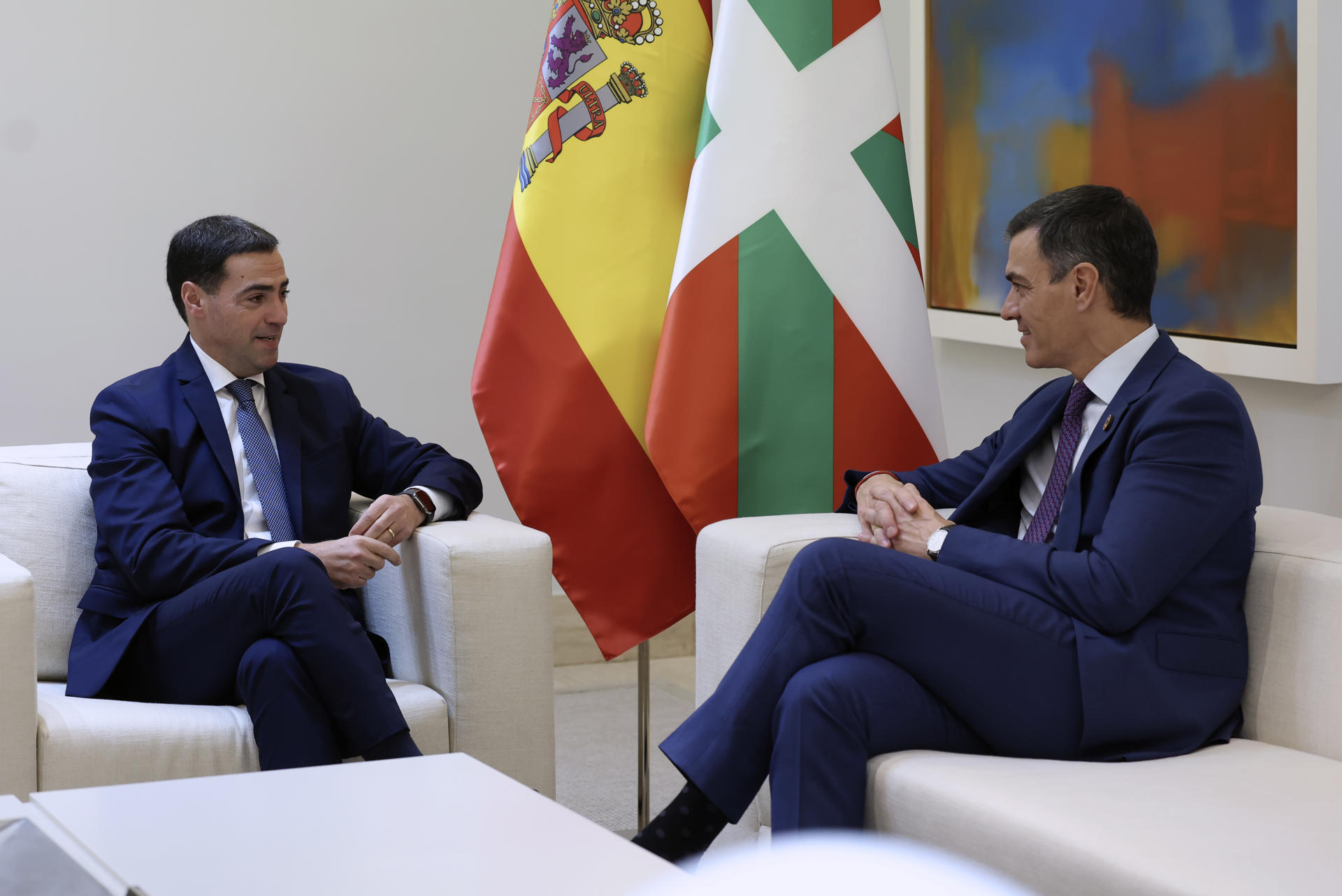 Imagen de archivo (27/11/2024) del presidente del Gobierno, Pedro Sánchez (d) y el lehendakari, Imanol Pradales, durante su reunión en el marco de la Comisión Bilateral de Cooperación Permanente entre el Estado y Euskadi.
EFE/ Kiko Huesca