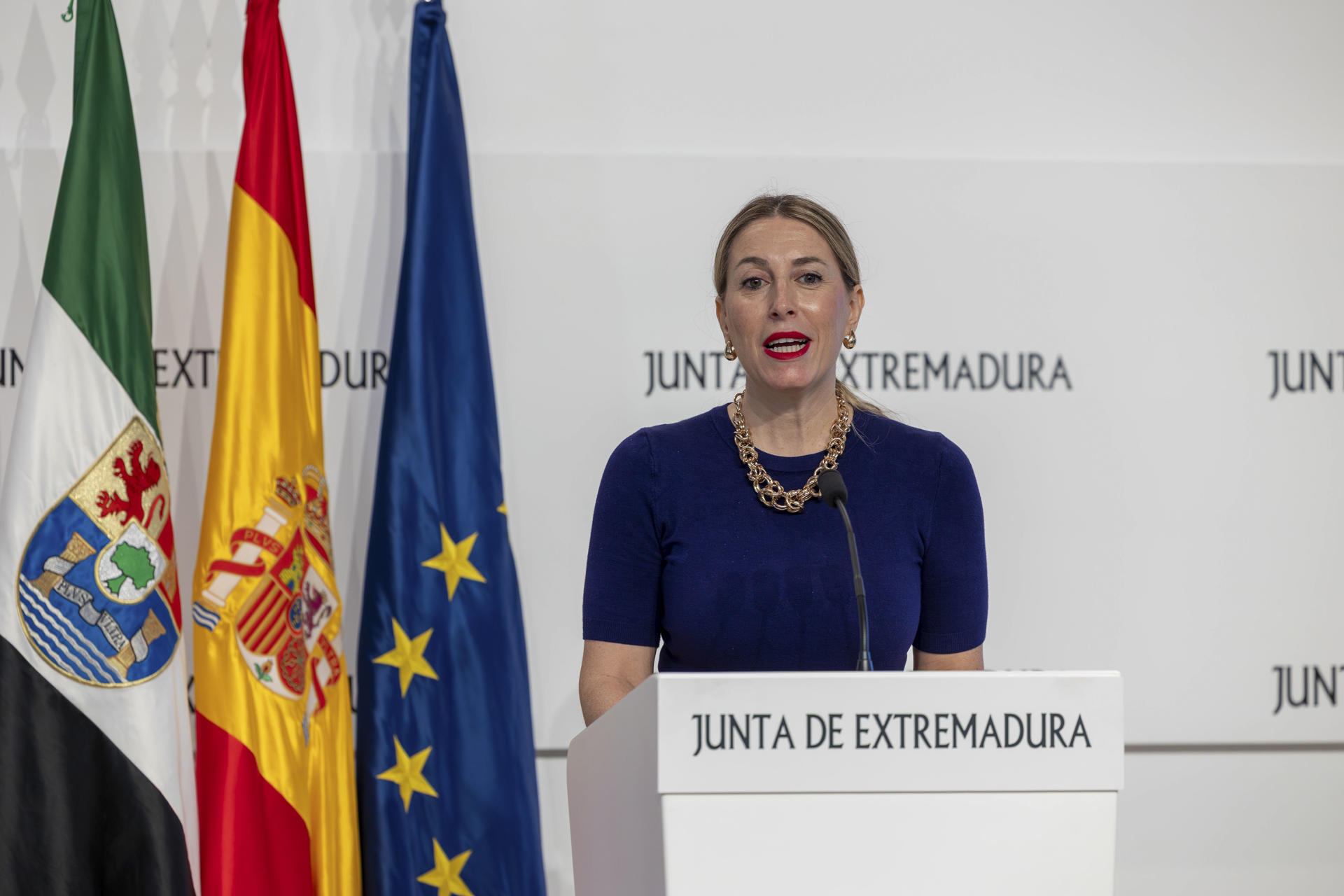 La presidenta de la Junta de Extremadura, María Guardiola, anuncia a los galardonados con las Medallas de Extremadura, este miércoles, en Mérida. La actriz Carolina Yuste, el investigador Juan Manuel Sánchez Guzmán y el empresario vitivinícola Marcelino Díaz recibirá este año las Medallas de Extremadura, máximo galardón que otorga la comunidad autónoma. EFE/Jero Morales
