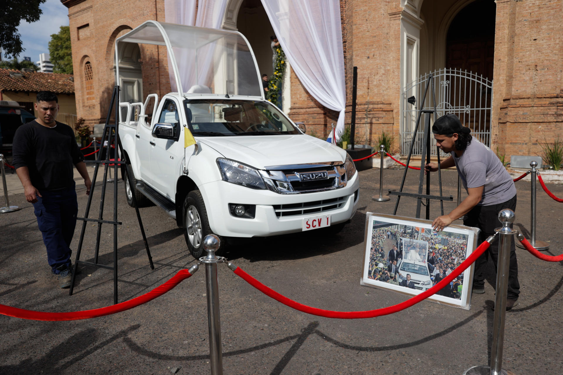 Fotografía del papamóvil utilizado por el papa Francisco durante su visita a Paraguay en 2015, durante el décimo aniversario de la visita del papa Francisco a Paraguay este sábado, en el templo de La Encarnación, en Asunción (Paraguay). EFE/ Juan Pablo Pino