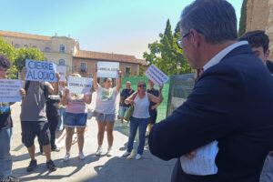 Imagen de archivo de una concentración frente al Ayuntamiento de Alcalá de Henares para exigir el cierre del centro para migrantes menores no acompañados, ubicado en el municipio. EFE/Guillermo Comunicación