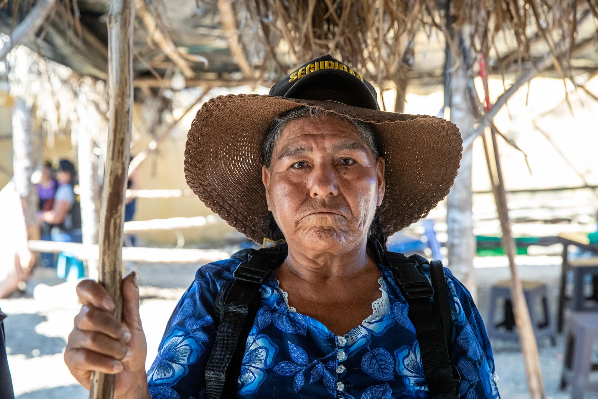 Fotografía del 10 de julio de 2025 de una mujer custodiando, el fortín y edificio en donde habita el expresidente boliviano Evo Morales, con lanzas de madera y escudos artesanales en Lauca Ñ (Bolivia). EFE/ Esteban Biba