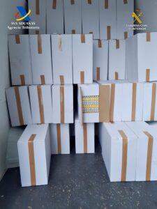 La Guardia Civil y Vigilancia Aduanera han desarticulado una organización criminal a la que se le atribuye la distribución de tabaco falsificado de contrabando en Andalucía, centralizada en Sevilla, donde se han intervenido más de 400.000 cajetillas de cigarrillos con un valor de 2.380.000 euros.EFE/Agencia Tributaria//SOLO USO EDITORIAL/SOLO DISPONIBLE PARA ILUSTRAR LA NOTICIA QUE ACOMPAÑA (CRÉDITO OBLIGATORIO)//