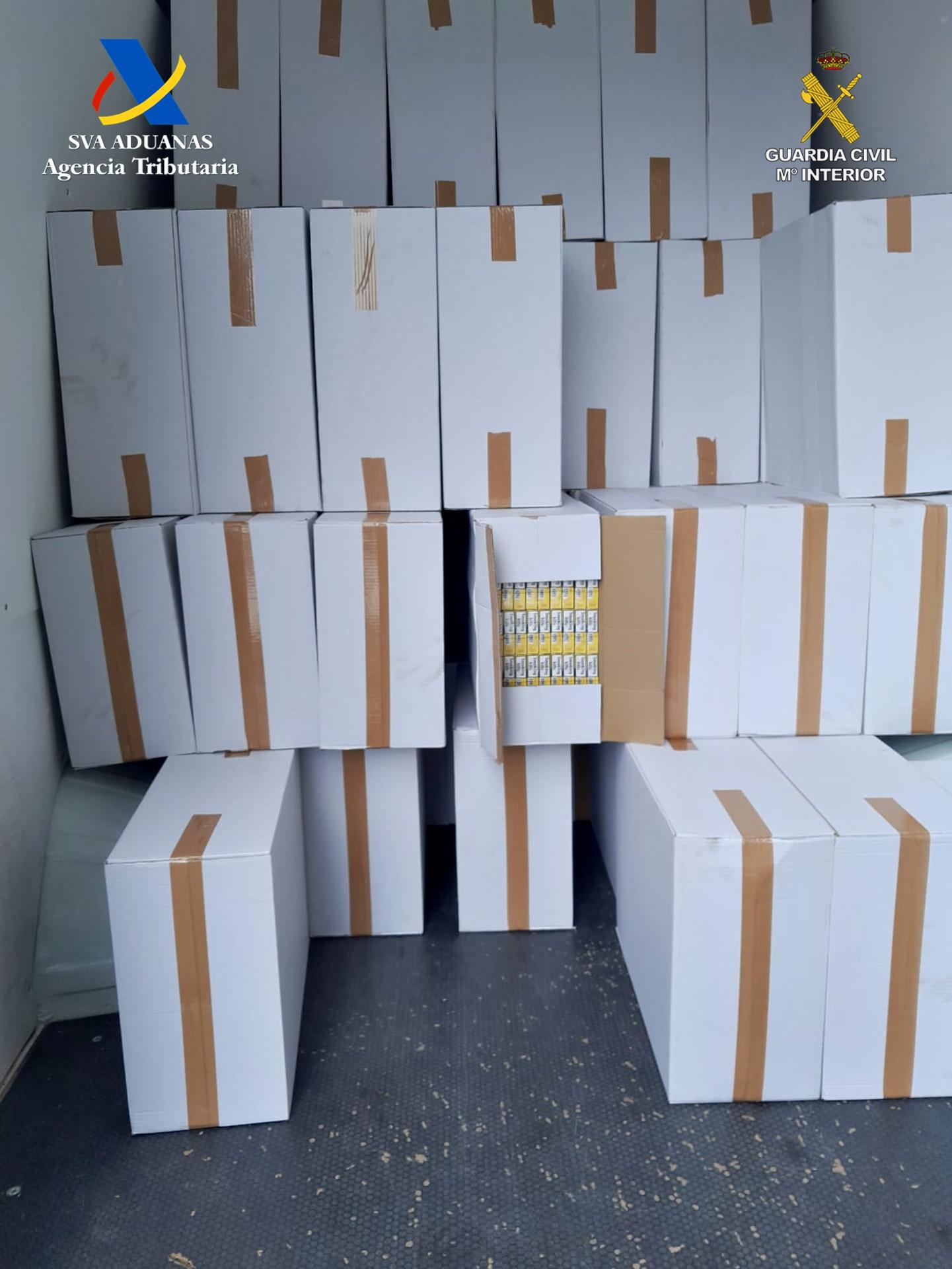 La Guardia Civil y Vigilancia Aduanera han desarticulado una organización criminal a la que se le atribuye la distribución de tabaco falsificado de contrabando en Andalucía, centralizada en Sevilla, donde se han intervenido más de 400.000 cajetillas de cigarrillos con un valor de 2.380.000 euros.EFE/Agencia Tributaria//SOLO USO EDITORIAL/SOLO DISPONIBLE PARA ILUSTRAR LA NOTICIA QUE ACOMPAÑA (CRÉDITO OBLIGATORIO)//